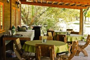 un patio al aire libre con 2 mesas y una parrilla en Domaine La Faix, Gite La Cigogne, en Saint-Plaisir