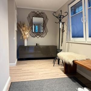 JPP 1- Zimmer Apartment in Hamburg Farmsen Berne SELF CHECK-IN في هامبورغ: غرفة معيشة مع مرآة وخزانة