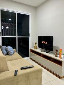 sala de estar con TV y sofá en Apartamento - 3 Quartos climatizados - By BellaEstadia, en Aracaju
