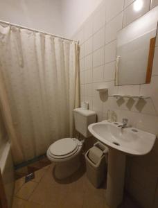 プルママルカにあるHosteria La Pushkaのバスルーム(トイレ、洗面台付)