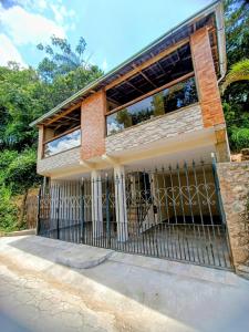 une maison avec une porte devant elle dans l'établissement Chalés de Santana, à Tiradentes