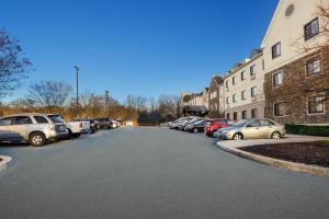 un estacionamiento con autos estacionados al lado de un edificio en Staybridge Suites Columbia - Baltimore, an IHG Hotel, en Columbia