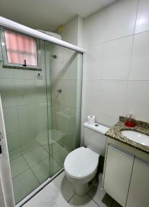 uma casa de banho com um chuveiro, um WC e um lavatório. em Apartamento - 3 Quartos climatizados - By BellaEstadia em Aracaju