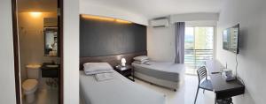 Cette chambre comprend deux lits et une salle de bains. dans l'établissement Cebu Condo Hotel Daily Rent, à Cebu
