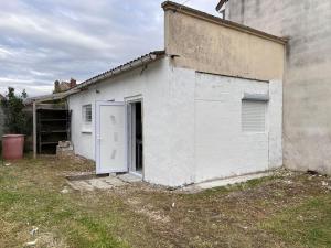 un edificio blanco con una puerta a un lado en Studio CARPE DIEM, en Romilly-sur-Seine