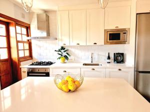 a kitchen with a bowl of fruit on a counter at Julia's home Garachico center in Garachico