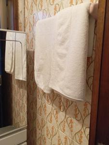 uma toalha pendurada num toalheiro na casa de banho em LOFT Aver-o-mar 2 min a pé da praia na Póvoa do Varzim