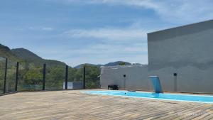 a swimming pool on the side of a building at Pousada do Francês in Ubatuba