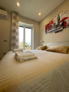 um quarto com uma grande cama branca e uma janela em Ro&Ro Napoli luxury rooms em Nápoles