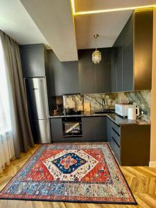 uma cozinha com um tapete no chão em Designer apartment near the Gum shopping center em Bishkek