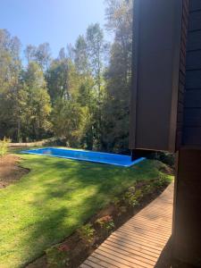 una piscina en el patio de una casa en Casa Condominio Pucon Villarrica, en Molco