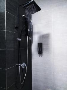 Ένα μπάνιο στο SKY COZY TROIKA RESIDENCE, 1 BEDROOM 4-6 PAX, 2 BEDROOMS 6-8 PAX, POOL VEW, SKY & CITY VIEW, Free Parking, Pool, Unlimited Wifi & Netflix