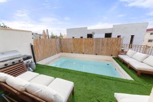 un patio trasero con piscina y una valla de madera en Chateau Gabriel Luxury 6 BR Villa with Heated Pool en Bet Shemesh