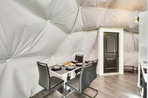 蒙蒂塞洛的住宿－Unique Escapes - 007 Geodome，帐篷内带桌子的用餐室