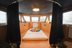 En eller flere senge i et værelse på Unique Boat Apartments by Lake - Kajuta 1958