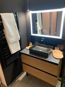 a bathroom with a sink and a mirror at Magnifique Appartement, 3 min de Paris in Levallois-Perret