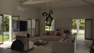 Maxaranguape的住宿－Maracajau Luxury Home - Villa-Mar-a-Villa，客厅配有沙发和桌子