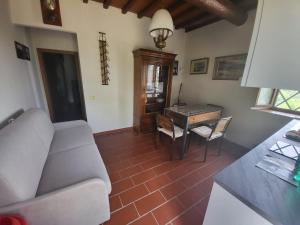 sala de estar con sofá y mesa en Aietta Tuscan Holidays, en Montaione