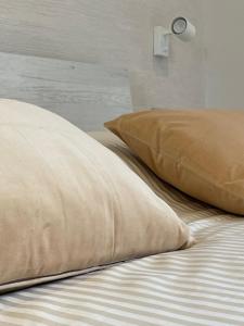 uma cama com duas almofadas em cima em Ro&Ro Napoli luxury rooms em Nápoles