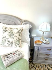 1 dormitorio con 1 cama y 1 mesa con lámpara en A Casa di Ale, en Sorso