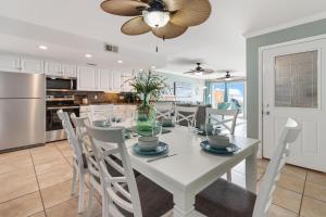 eine Küche und ein Esszimmer mit einem weißen Tisch und Stühlen in der Unterkunft Breezeway in Navarre