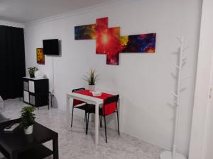 TV a/nebo společenská místnost v ubytování Estudio con piscina