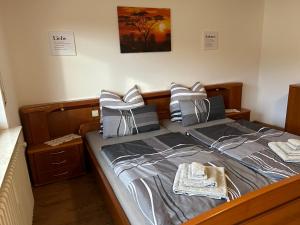 sypialnia z łóżkiem z 2 poduszkami w obiekcie Ferien- und Monteurwohnung Zum Waldblick w mieście Wald-Michelbach