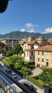 Blick auf eine Stadt mit Autos auf einer Straße in der Unterkunft Modern flat in the Centre in Rapallo