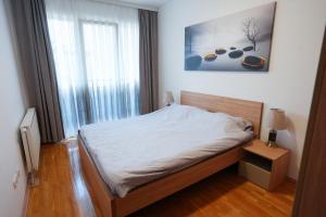 - une petite chambre avec un lit et une fenêtre dans l'établissement EMEOS Apartments, à Peje
