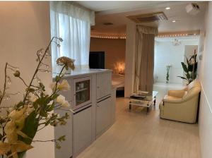 舞鶴的住宿－アルカディア，客厅配有沙发和电视。