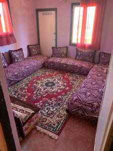 sala de estar con sofá y alfombra en Grand Atlas Guesthouse 44 km from Marrakech en Marrakech
