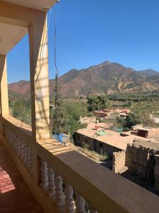 un balcone con vista sulla città di un edificio di Grand Atlas Guesthouse 44 km from Marrakech a Marrakech