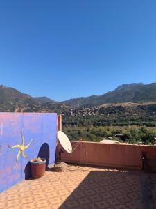 Grand Atlas Guesthouse 44 km from Marrakech في مراكش: غرفة ذات جدار أزرق مع صحن فضائي
