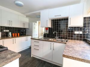 Η κουζίνα ή μικρή κουζίνα στο Birch House