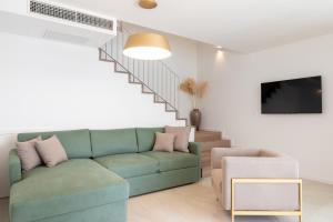 - un salon avec un canapé et un escalier dans l'établissement Villa Lavanda & Maslina two pools - near sea, à Vela Luka