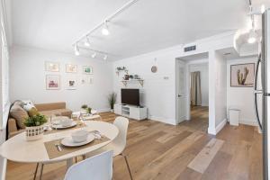Μια τηλεόραση ή/και κέντρο ψυχαγωγίας στο Charming Apartment near Las Olas Blvd