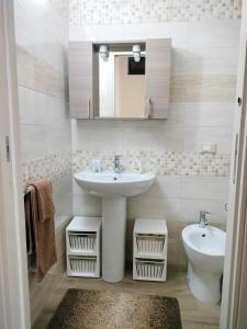 La salle de bains est pourvue d'un lavabo et de toilettes. dans l'établissement Appartamento L'ANGOLO, à San Severo