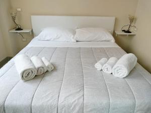 - une chambre avec un lit et des serviettes dans l'établissement Appartamento L'ANGOLO, à San Severo