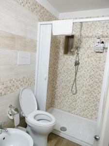 La salle de bains est pourvue d'une douche, de toilettes et d'un lavabo. dans l'établissement Appartamento L'ANGOLO, à San Severo
