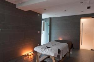 une chambre à l'hôpital avec un lit éclairé sur le mur dans l'établissement Curia Palace Hotel & Spa, à Curia