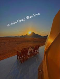 eine Gruppe Stühle auf einem Tisch in der Wüste in der Unterkunft Lukasa camp Wadi Rum in Wadi Rum