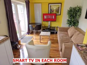 Un lugar para sentarse en NightRest Homes 5 Bedroom House - Smart Tv in Each Room-Parking-Wifi