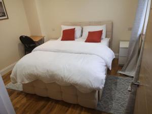 Un pat sau paturi într-o cameră la NightRest Homes 5 Bedroom House - Smart Tv in Each Room-Parking-Wifi