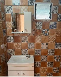 a bathroom with a sink and a mirror at Gobernador Roca Duplex in Gobernador Roca
