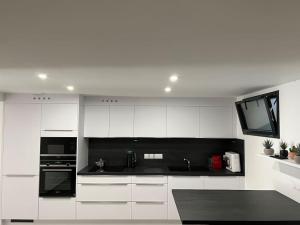 Η κουζίνα ή μικρή κουζίνα στο Logement design entier neuf à Paris Gentilly