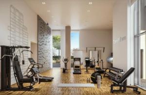 un gimnasio con muchos equipos de ejercicio en una habitación en Luxury apartment Milan - Skyline 16th floor, en Milán