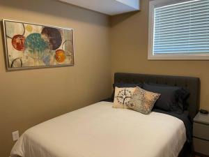 een slaapkamer met een bed en een schilderij aan de muur bij Cozy 2 bedroom home in Chatham - left side in Chatham