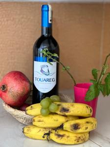 einen Korb mit Bananen-Trauben und eine Flasche Wein in der Unterkunft House with sea view in Kasbah in Tangier