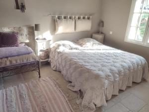 um quarto com uma cama grande e uma janela em Loft Tourtour em Tourtour