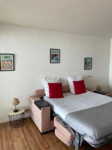1 dormitorio con 1 cama grande y 1 sofá en Studio front de mer Biarritz - Spa & Thalasso, en Biarritz
